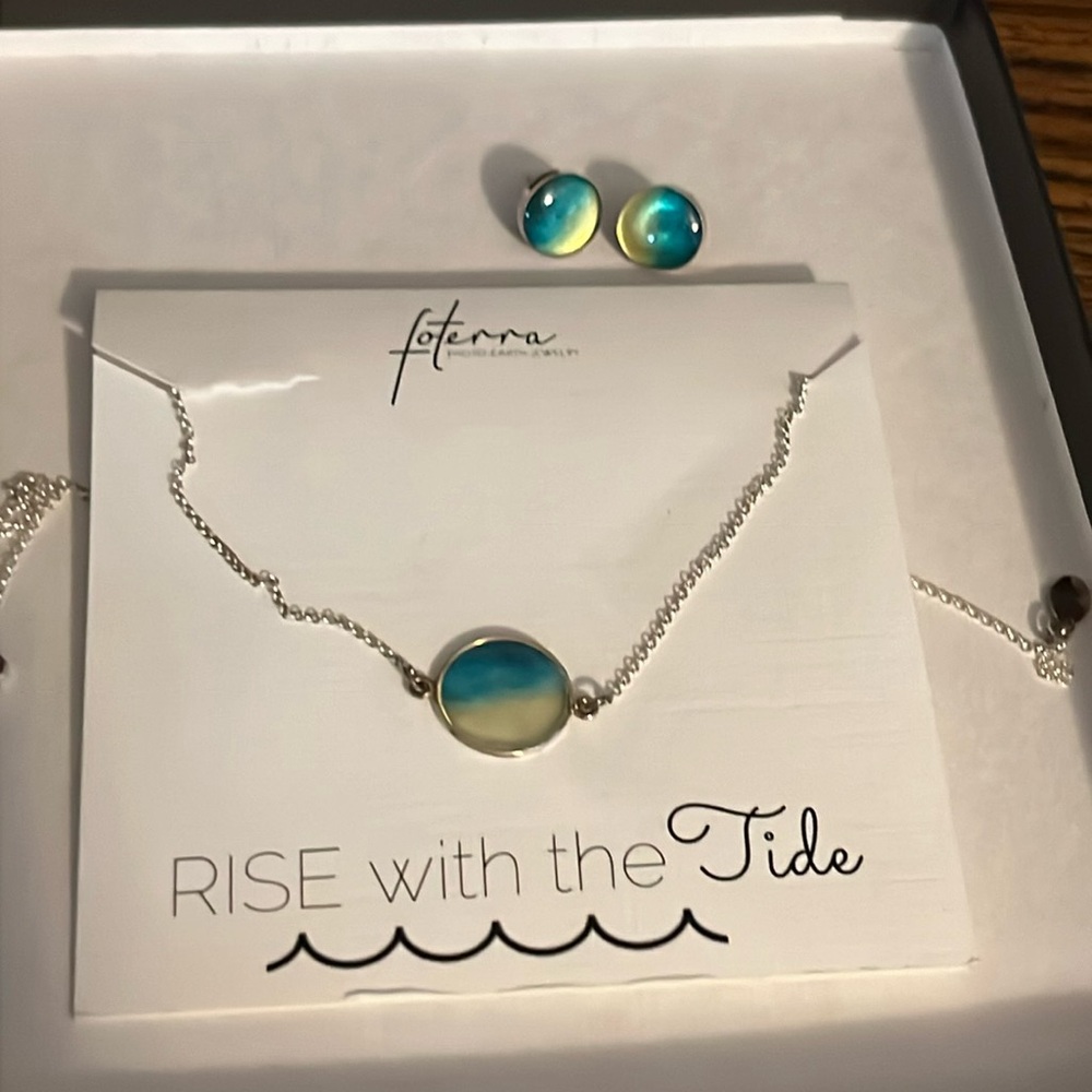 Foterra necklace and earrings set